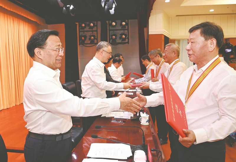 7月7日上午，省委、省政府在合肥隆重表彰第四屆“安徽省突出貢獻人才”，并為第15批省“115”產業創新團隊代表授牌。 本報記者 楊 竹 許 昊 攝.jpg
